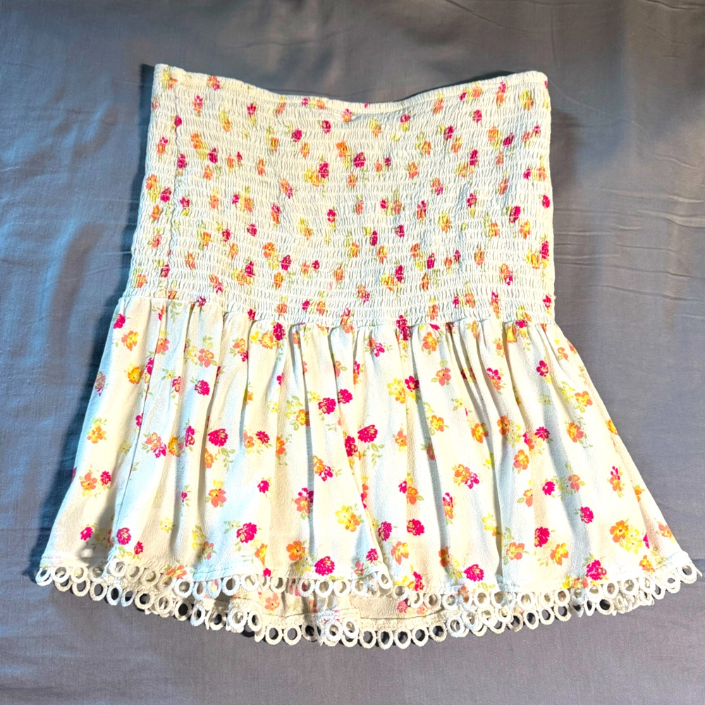 SO Woman’s White Floral Tube Top in Size Large.